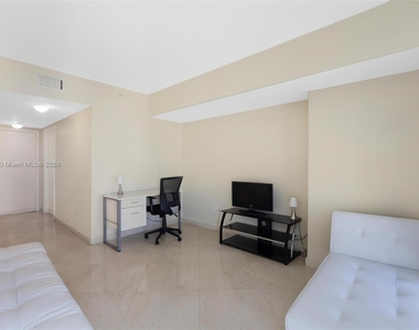 16699 Collins Ave - Photo Thumbnail 4