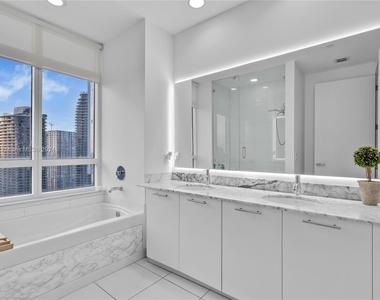 951 Brickell Ave - Photo Thumbnail 9