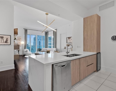 951 Brickell Ave - Photo Thumbnail 6