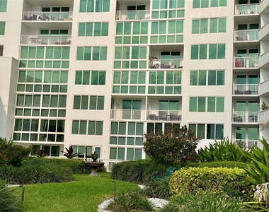 5401 Collins Ave - Photo Thumbnail 20