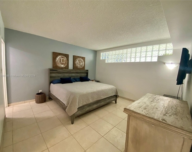 5401 Collins Ave - Photo Thumbnail 26