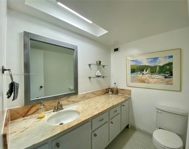 5401 Collins Ave - Photo Thumbnail 23