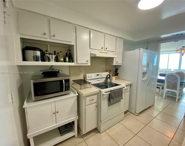 5401 Collins Ave - Photo Thumbnail 35