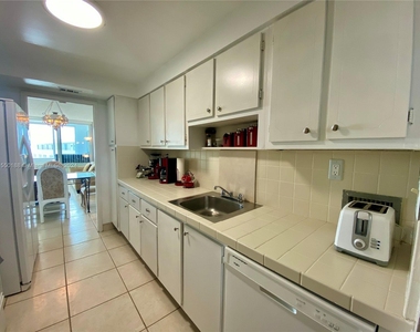 5401 Collins Ave - Photo Thumbnail 36