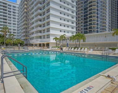 4747 Collins Ave - Photo Thumbnail 15