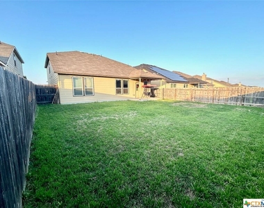 112 W Vega Lane - Photo Thumbnail 4