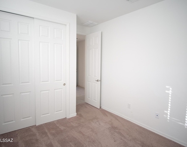 12384 N Amberwood Place - Photo Thumbnail 26