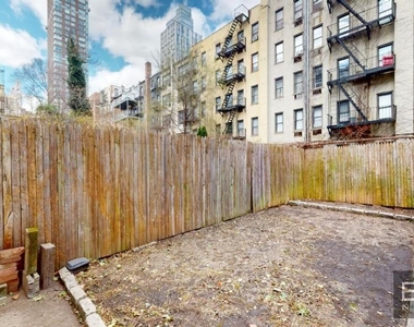 East 87 Street - Photo Thumbnail 1