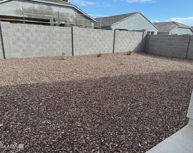 18660 W Desert Hollow Drive - Photo Thumbnail 19