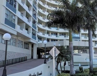 3180 S Ocean Dr - Photo Thumbnail 15