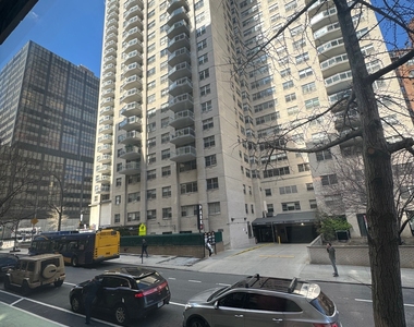 East 55 Street - Photo Thumbnail 8