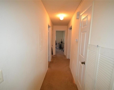 3982 Versailles Drive - Photo Thumbnail 4