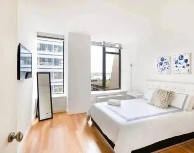 10 Hanover Square - Photo Thumbnail 2