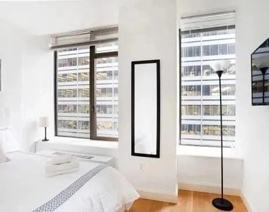 10 Hanover Square - Photo Thumbnail 3
