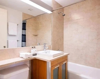 10 Hanover Square - Photo Thumbnail 10