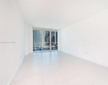 500 Brickell Ave - Photo Thumbnail 3