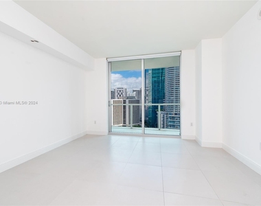 500 Brickell Ave - Photo Thumbnail 14