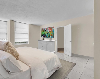 2899 Collins Ave - Photo Thumbnail 9