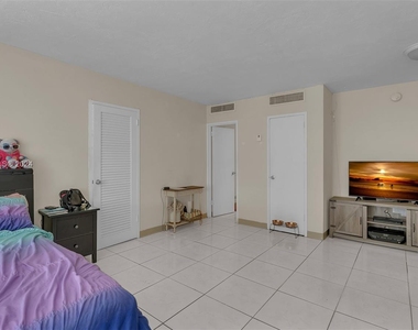 2899 Collins Ave - Photo Thumbnail 13