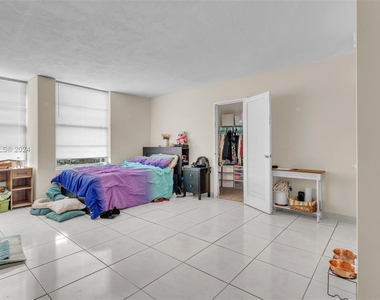 2899 Collins Ave - Photo Thumbnail 10