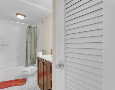 2899 Collins Ave - Photo Thumbnail 12