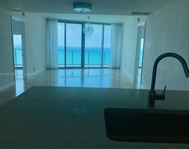 17001 Collins Ave - Photo Thumbnail 5