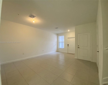 2731 Nw 55th Way - Photo Thumbnail 9