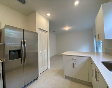 2731 Nw 55th Way - Photo Thumbnail 12