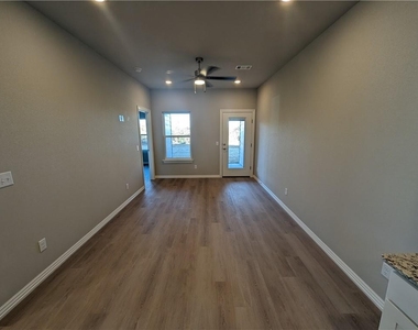 1402 Casuarina  Dr - Photo Thumbnail 7