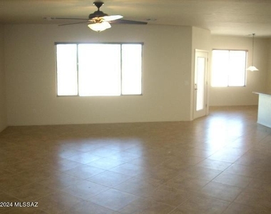 11423 N Adobe Village Place - Photo Thumbnail 3