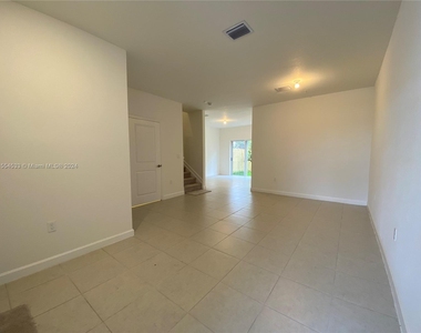 2731 Nw 55th Way - Photo Thumbnail 6