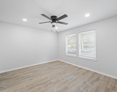 1122 S Oak Cliff Boulevard - Photo Thumbnail 9