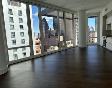 222 East 44th Street - Photo Thumbnail 4