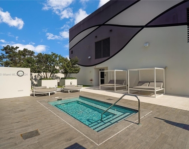 1010 Brickell Ave - Photo Thumbnail 2