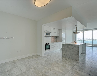 900 Biscayne Blvd - Photo Thumbnail 1