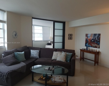 801 Brickell Bay Dr - Photo Thumbnail 8