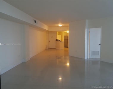 801 Brickell Bay Dr - Photo Thumbnail 6