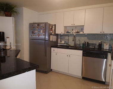 801 Brickell Bay Dr - Photo Thumbnail 2