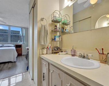 3113 S Ocean Dr - Photo Thumbnail 5