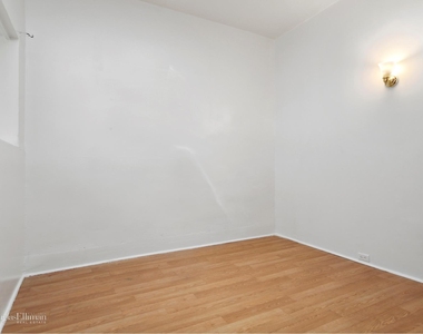 1272 Park Pl - Photo Thumbnail 3