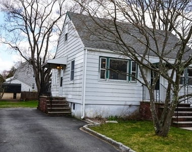 154 Kanouse St - Photo Thumbnail 2