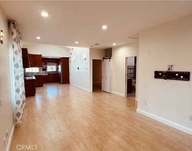 4632 Lemona Avenue - Photo Thumbnail 9