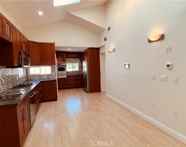 4632 Lemona Avenue - Photo Thumbnail 11