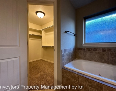 6110 Ironwood Lane - Photo Thumbnail 15