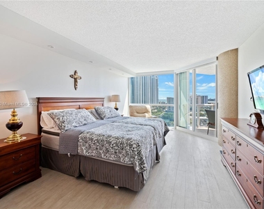 16400 Collins Ave - Photo Thumbnail 17