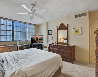 3113 S Ocean Dr - Photo Thumbnail 9