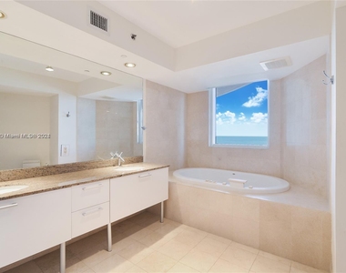 17201 Collins Ave - Photo Thumbnail 10