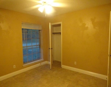 2610 E Williamsburg Manor - Photo Thumbnail 11