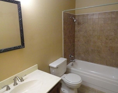 2610 E Williamsburg Manor - Photo Thumbnail 12