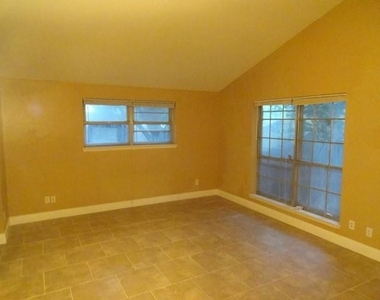 2610 E Williamsburg Manor - Photo Thumbnail 7